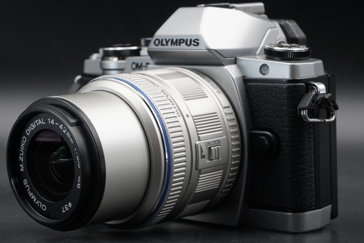 9702 cuts! Olympus OM-D E-M10 16.1MP Digital SLR Camera Silver w/ 2 Lens 11447