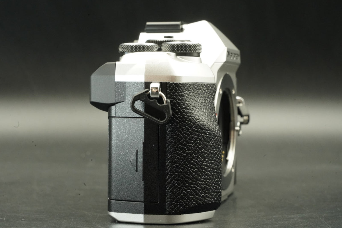 OM SYSTEM OM-5 Mirrorless Camera Silver JAPANESE ONLY -460 cut- #12388
