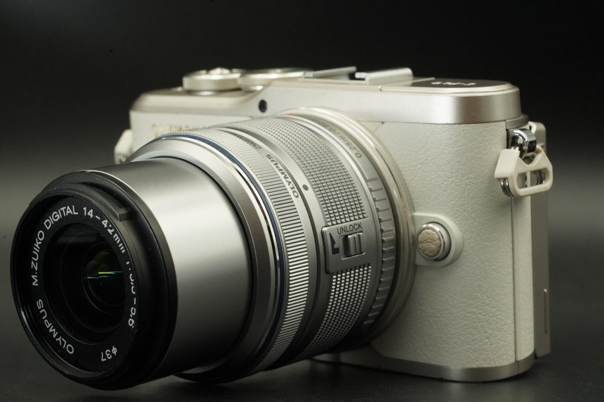 OLYMPUS PEN E-PL9 16.1MP Digital Camera w/ 2 Lens White -2612 cuts- #11891