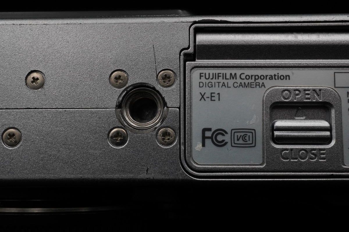 Fujifilm X Series X-E1 16.3MP Digital SLR Camera Body Silver US STOCK #9917