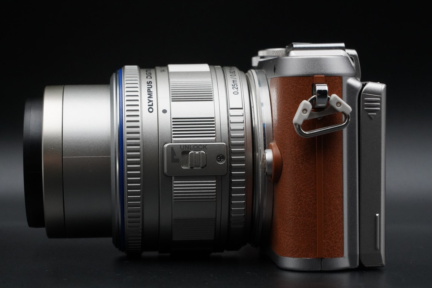 Olympus E-PL8 14-42mm/ 40-150mm 2 Lenses Digital Camera US Duty Paid 10450