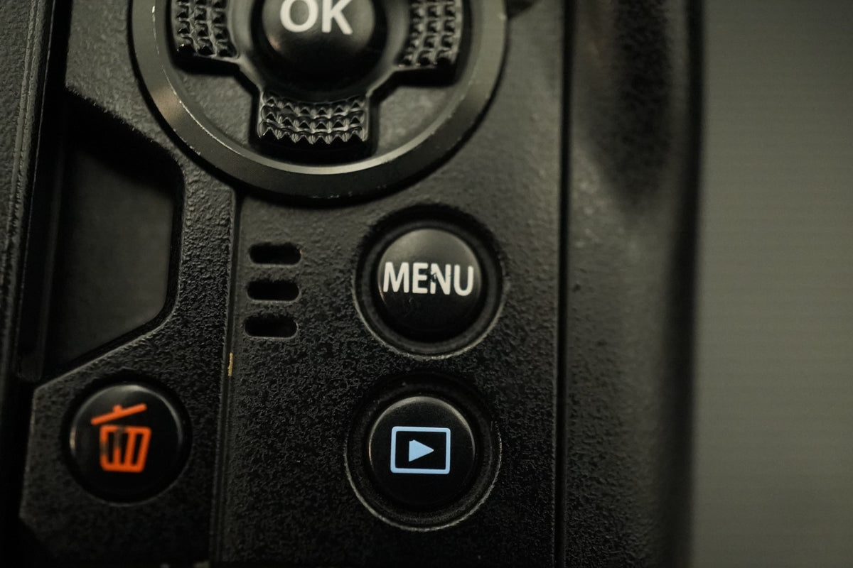 Olympus OM-D E-M1 Mark II Camera Black Body -273314 cuts- US STOCK #11924