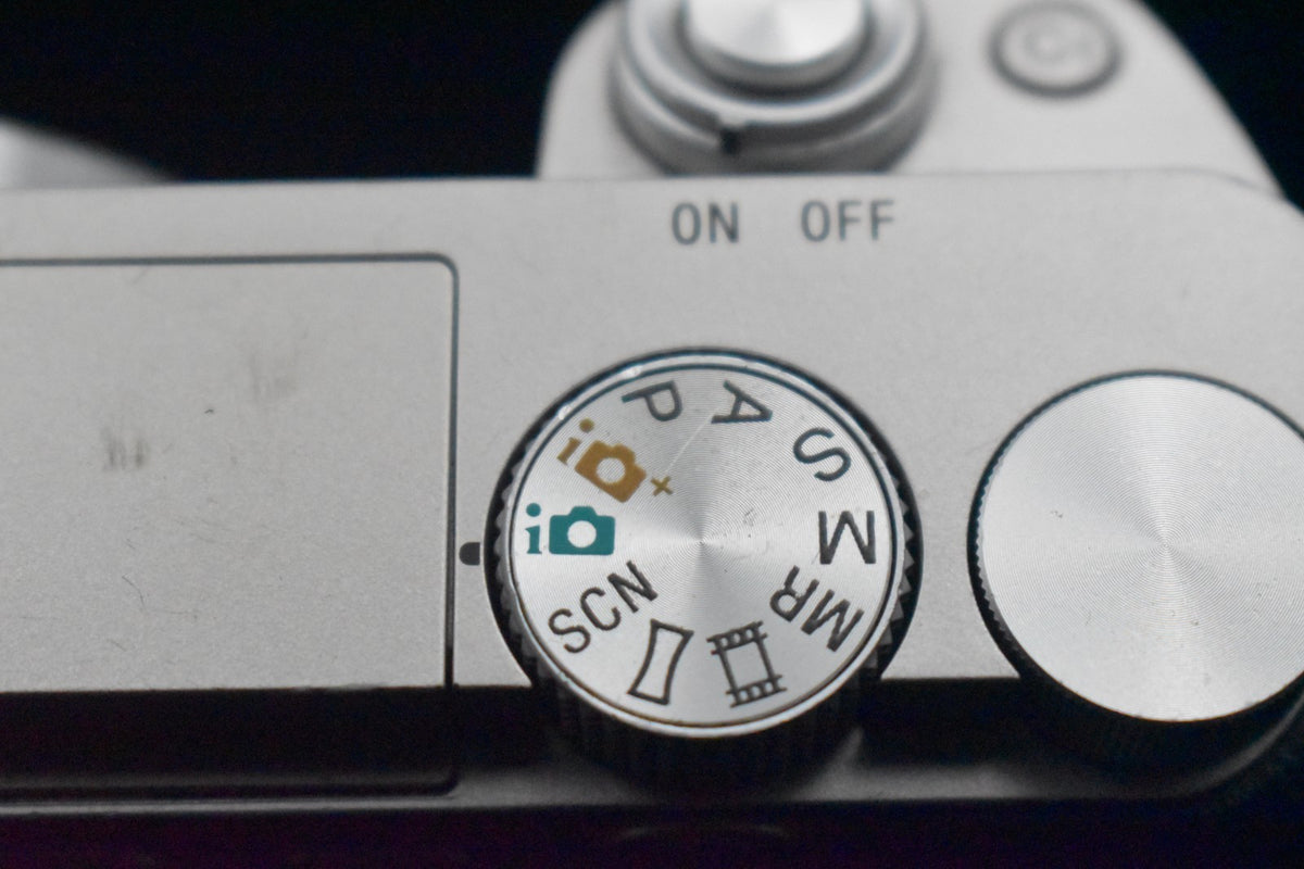 [US Duty Paid] Fotocamera digitale mirrorless Sony a6000 con obiettivo...