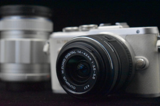 6807 shots! [US Duty Paid] Olympus E-PL8 w/ 40-150mm Lens Digital Camera 9210