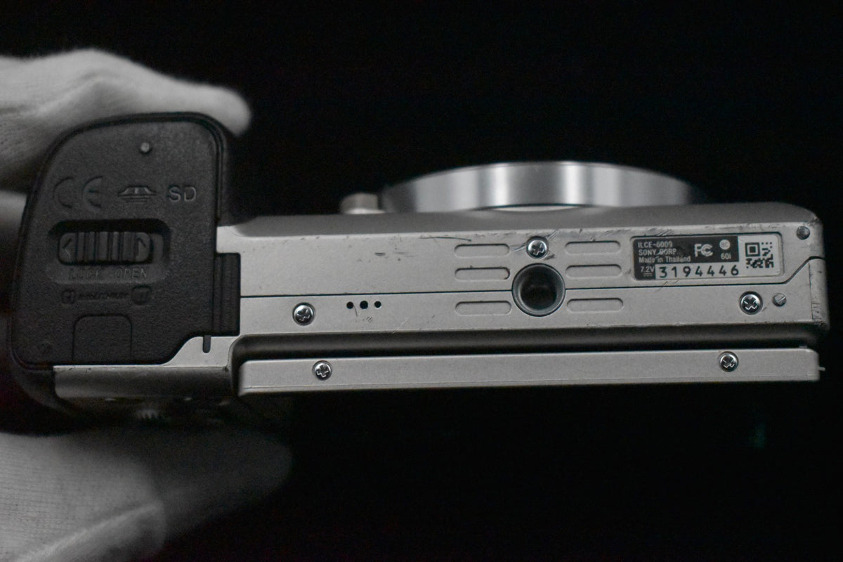 [US Duty Paid] Cámara digital sin espejo Sony a6000 con lente plateada 8484
