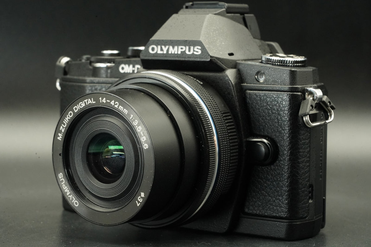 Olympus E-M5 Mirrorless Digital Camera w/ 2 Lenses Black -5447 cut- #11365