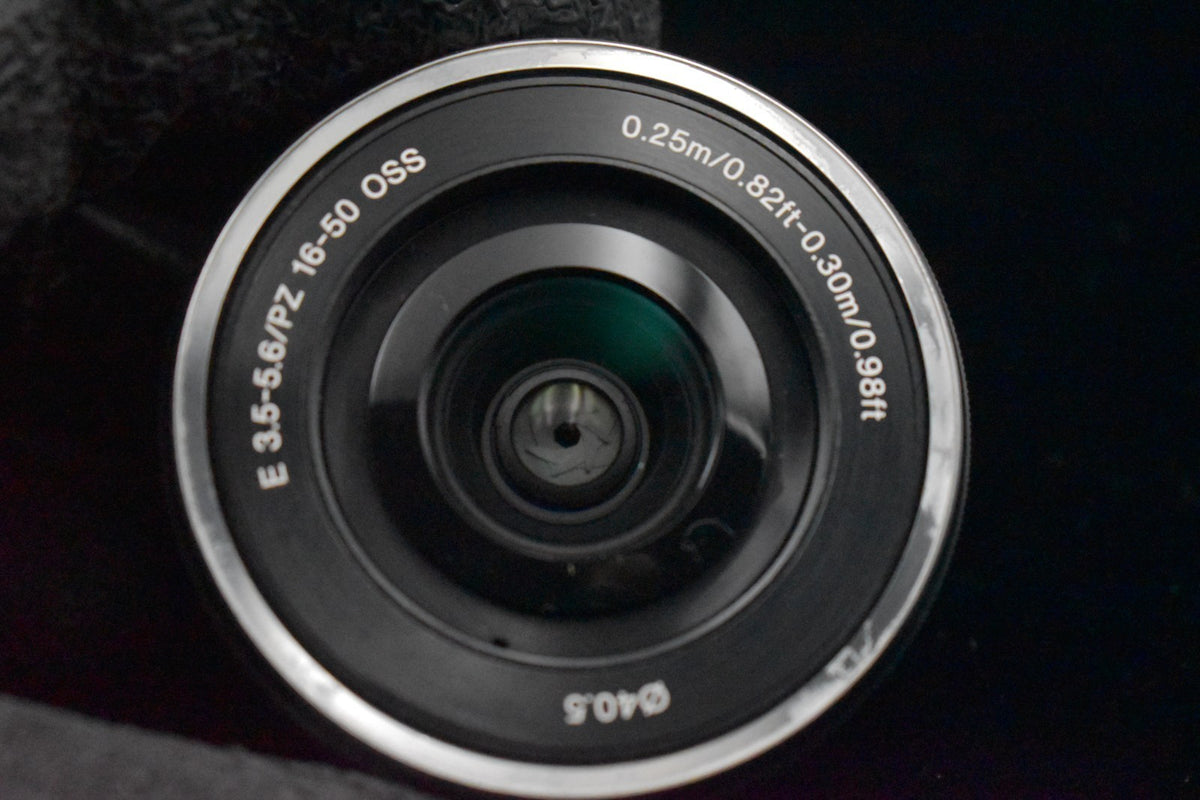 [US Duty Paid] Cámara digital sin espejo Sony a6000 con lente plateada 9301