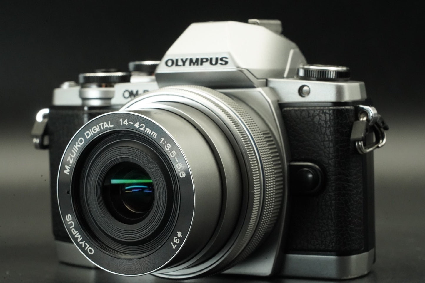 9033 cuts! Olympus OM-D E-M10 16.1MP Digital SLR Camera Silver w/ Lens 11637