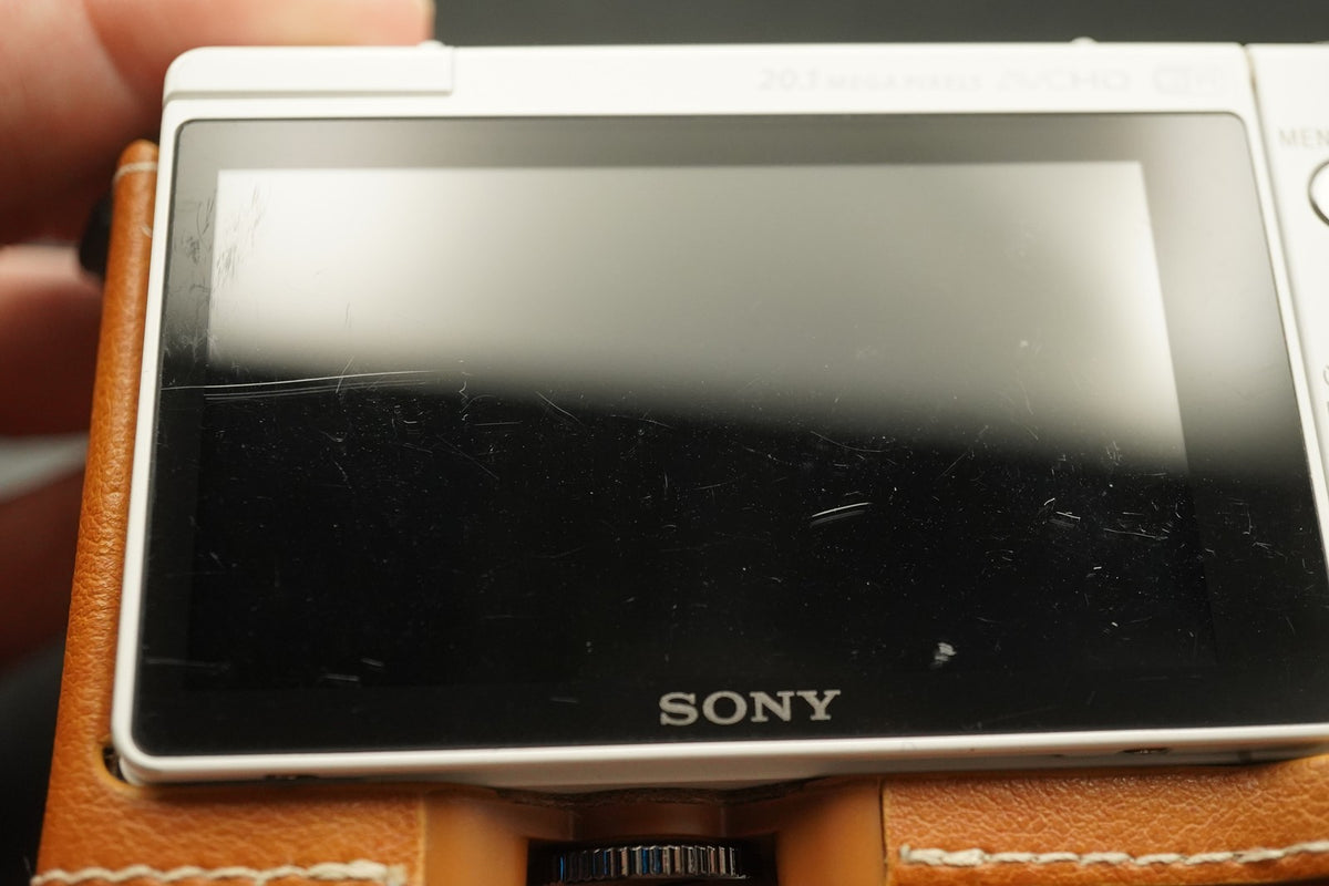 Sony a5000 Mirrorless Digital Camera White with 2 Lenses -11208 cuts- #11484