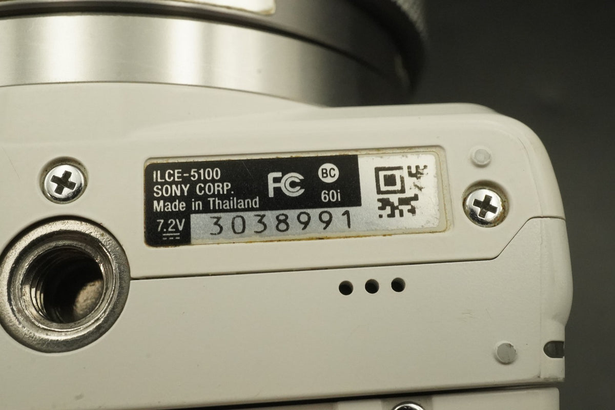 Sony a5100 Mirrorless Digital Camera White -41108 cuts- #12382