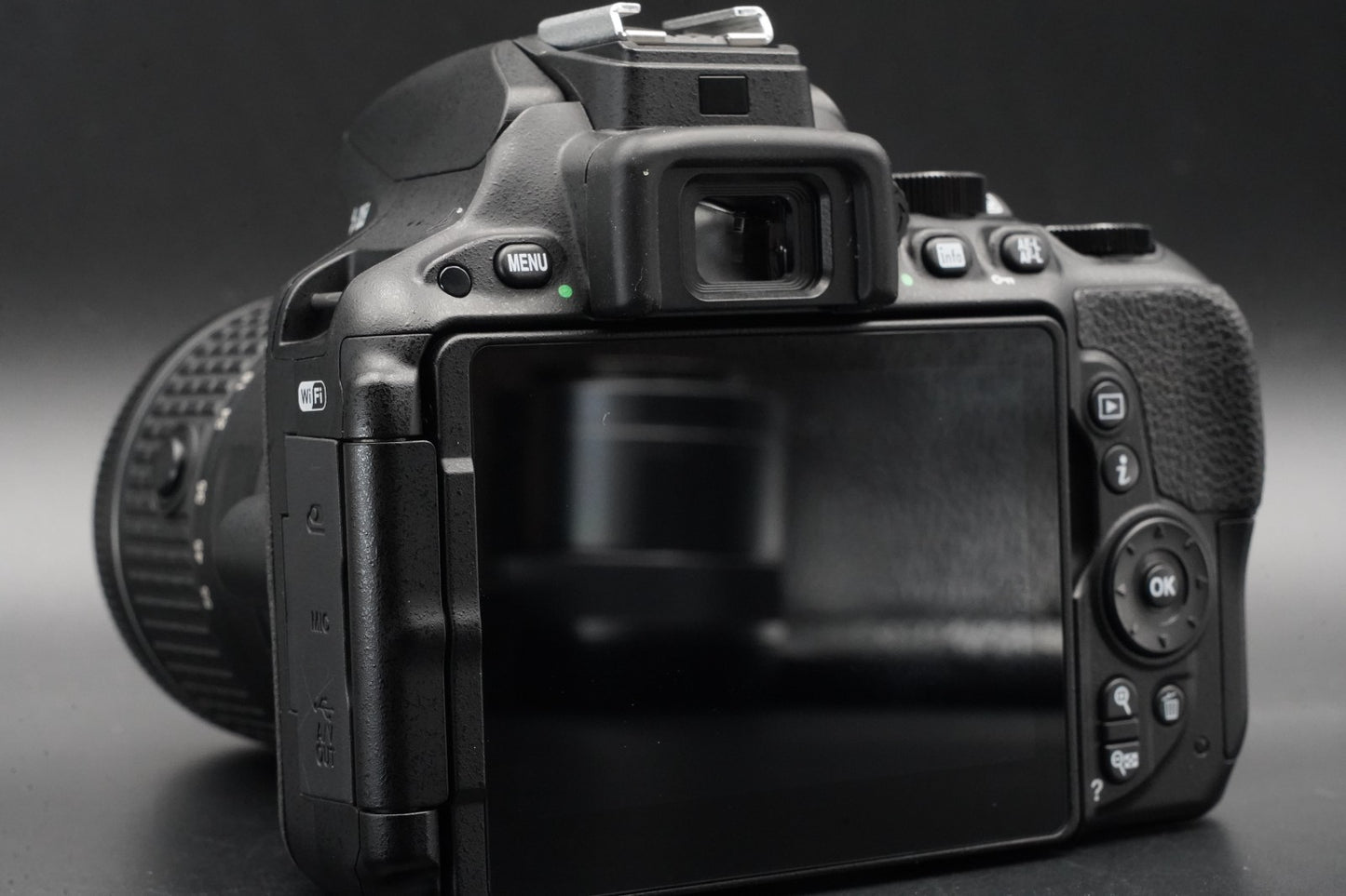 8652 cuts!! Nikon D5500 DSLR Digital Camera with AF-S Lens 10844