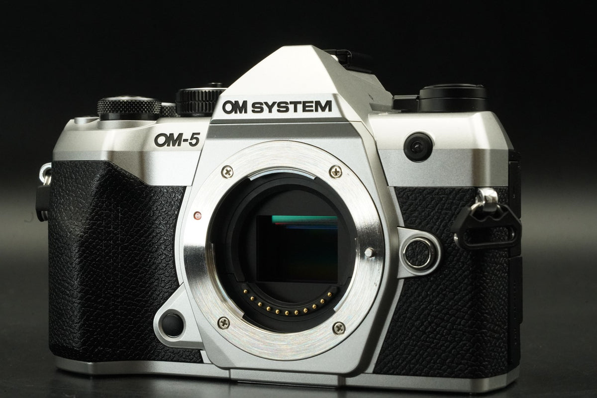 OM SYSTEM OM-5 Mirrorless Camera Silver JAPANESE ONLY -460 cut- #12388