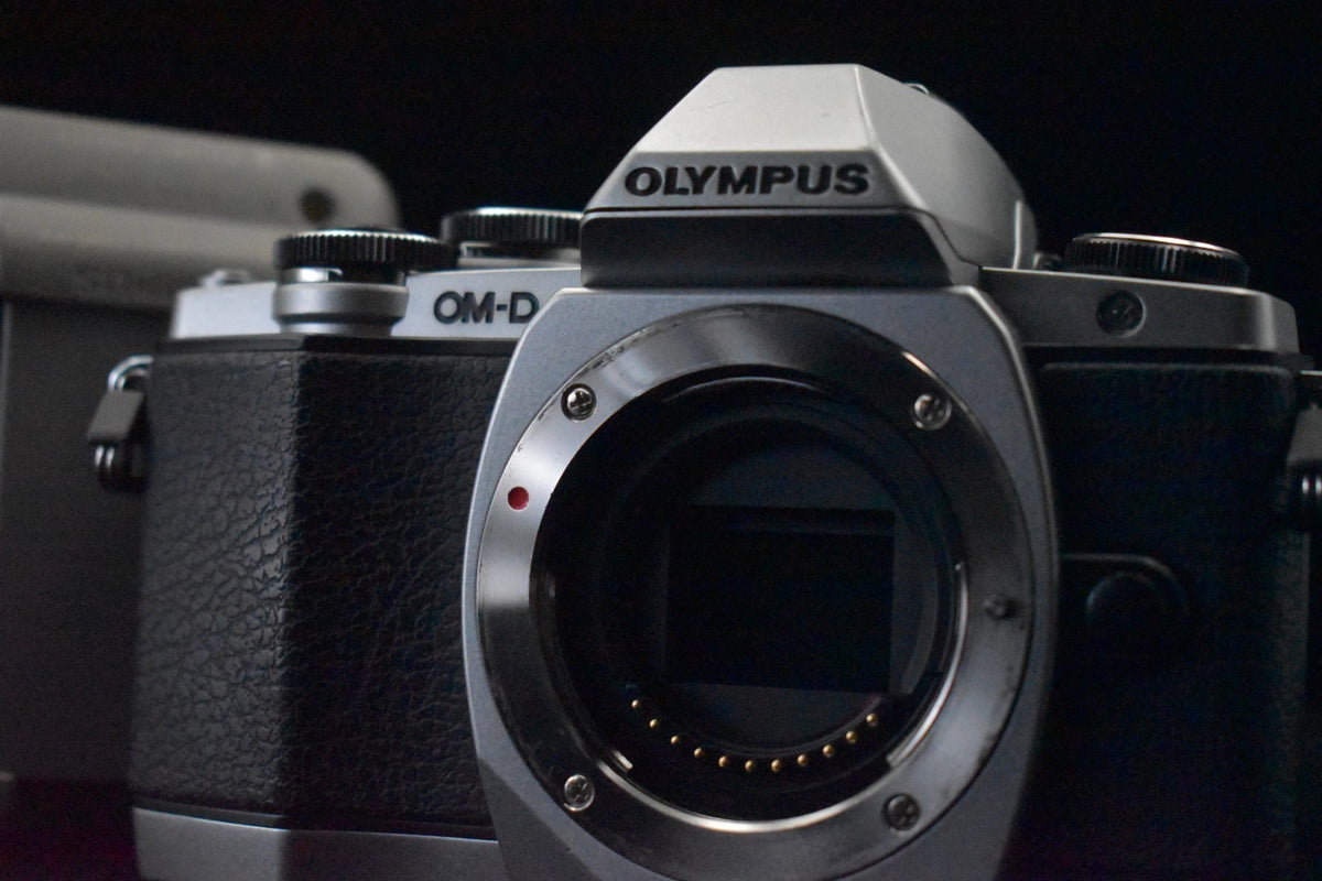 [US Duty Paid] Olympus OM-D E-M10 16.1MP Digital SLR Camera Silver Japan 9167