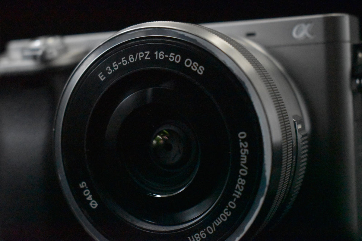 [US Duty Paid] Sony a6000 Digitale Spiegellose Kamera mit Objektiv Silber 8484
