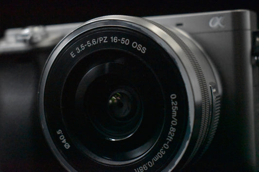 [US Duty Paid] Sony a6000 Digitale Spiegellose Kamera mit Objektiv Silber 8484