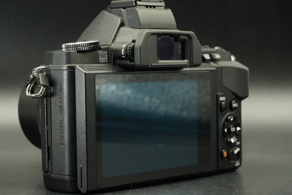 Olympus E-M5 Mirrorless Digital Camera w/ 2 Lenses Black -5447 cut- #11365
