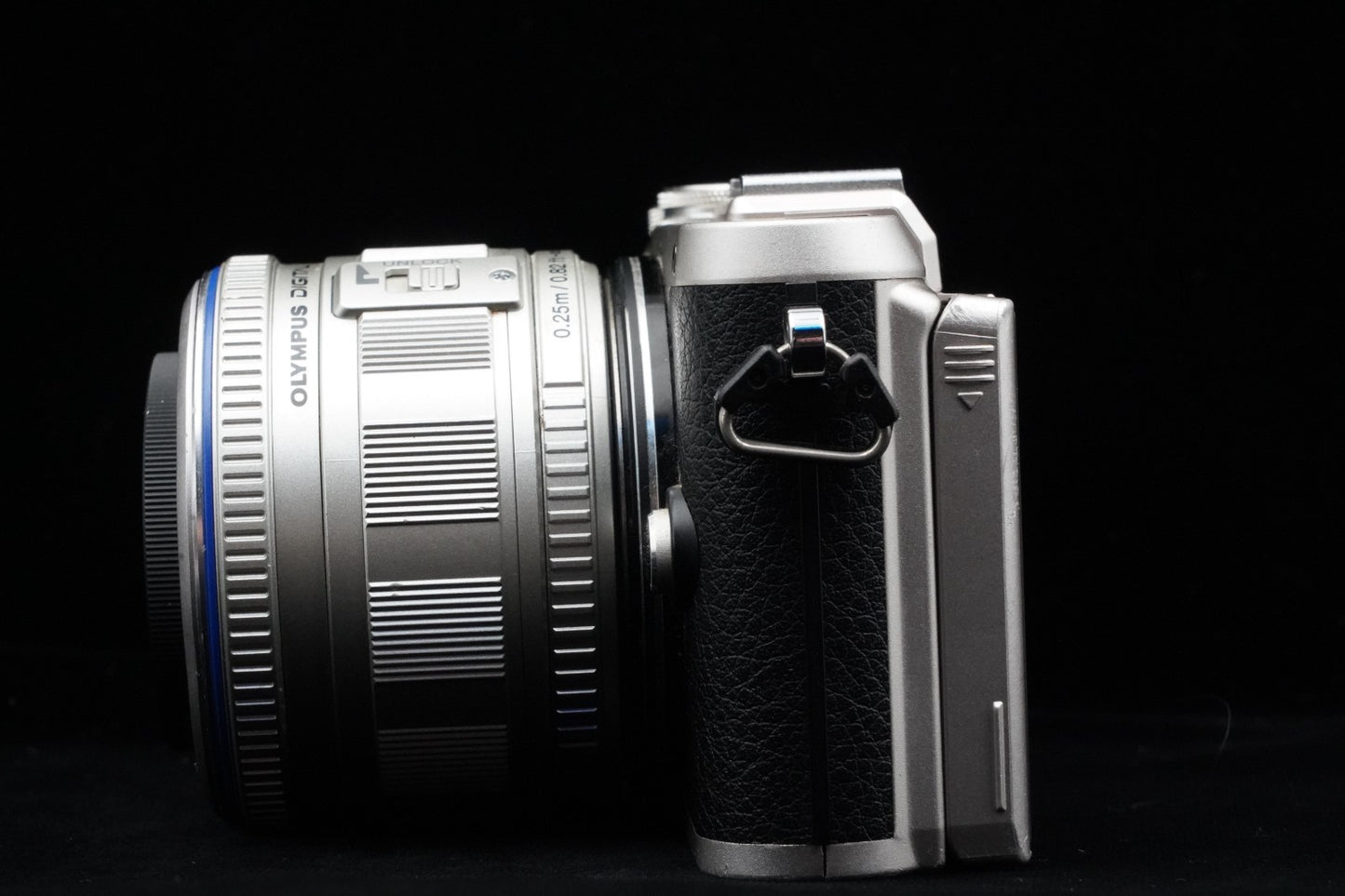 Olympus E-PL8 14-42mm / 40-150mm 2 Lenses Digital Camera US Duty Paid 9888
