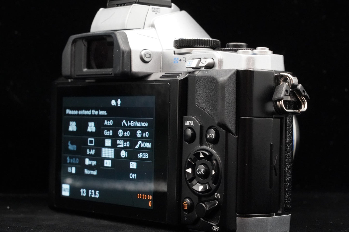 [US Duty Paid] Olympus OMD E-M5 Mirrorless Digital Camera w/ Lens Silver 9719