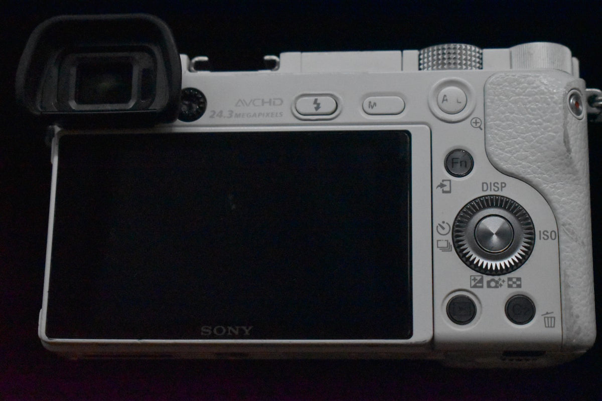 [US Duty Paid] Sony alpha a6000 Digital Mirrorless Camera with Lens White 8287