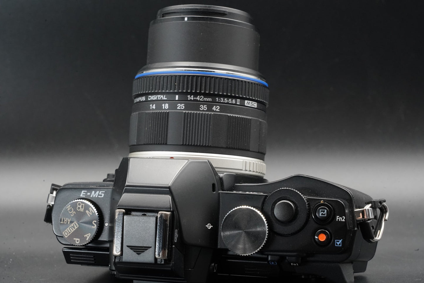 Olympus E-M5 Mirrorless Digital Camera w/ 2 Lenses Black 11365