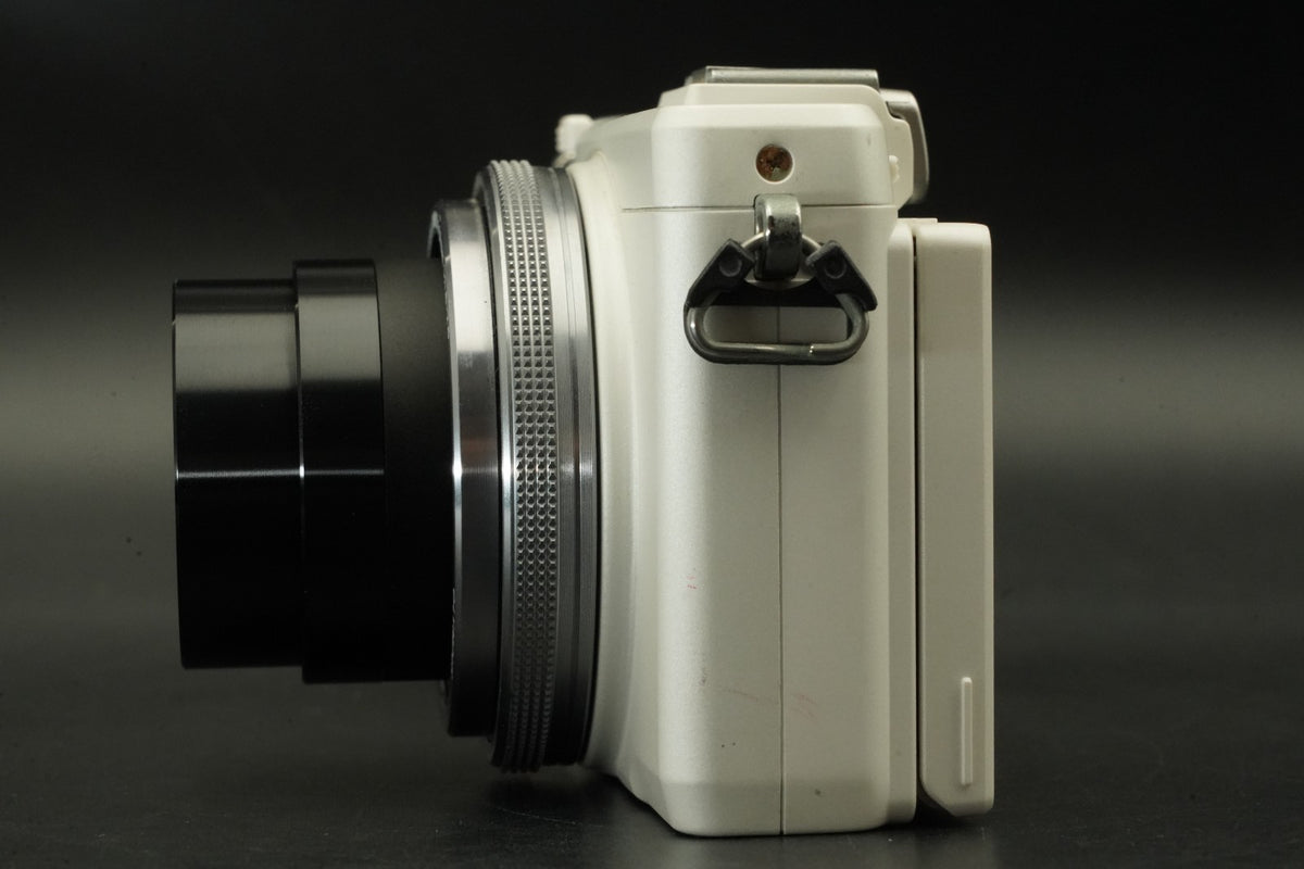 Olympus STYLUS XZ-2 12.0MP Point Shoot Digital Camera White #11919