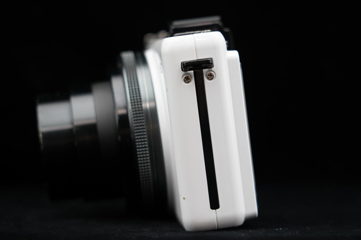 Olympus STYLUS XZ-1 Point and Shoot Digital Camera White [] US STOCK #9730