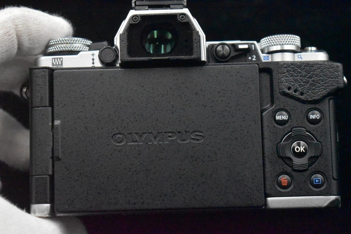 [US Duty Paid] Olympus OM-D E-M5 Mark II 16.1MP Digital SLR Camera Silver 8609
