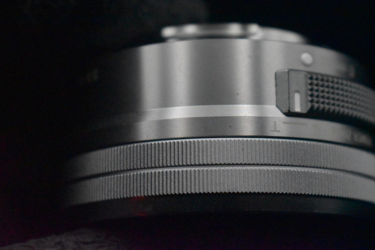 [US Duty Paid] Cámara digital sin espejo Sony a6000 con lente plateada 9302
