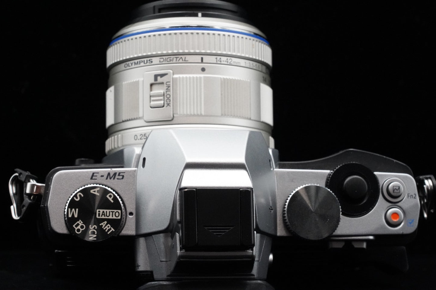 [US Duty Paid] Olympus OMD E-M5 Mirrorless Digital Camera w/ Lens Silver 9719