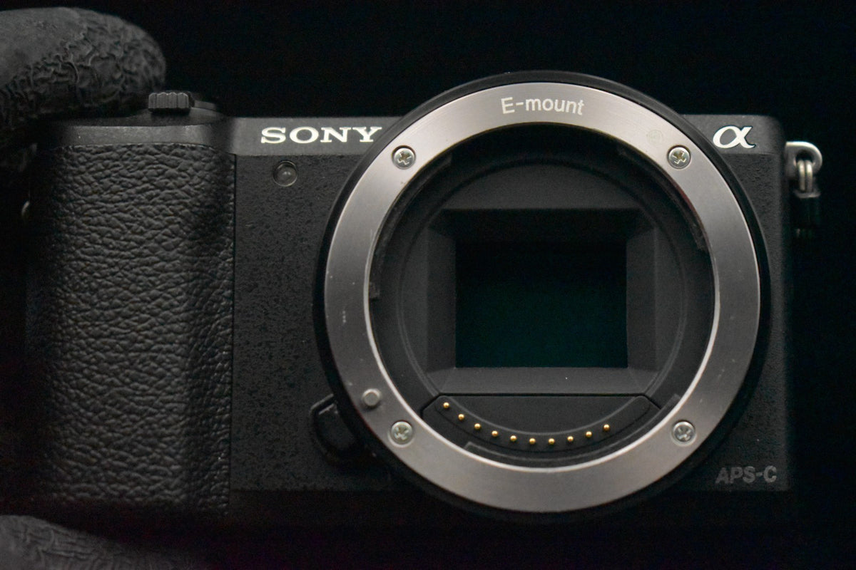 [US Duty Paid] Cámara digital sin espejo Sony Alpha a5100 con lente negra 9345