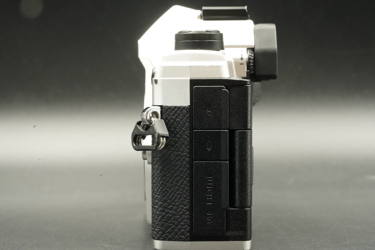 -11033 coupes- OM SYSTEM OM-5 Silver Body Only #11467