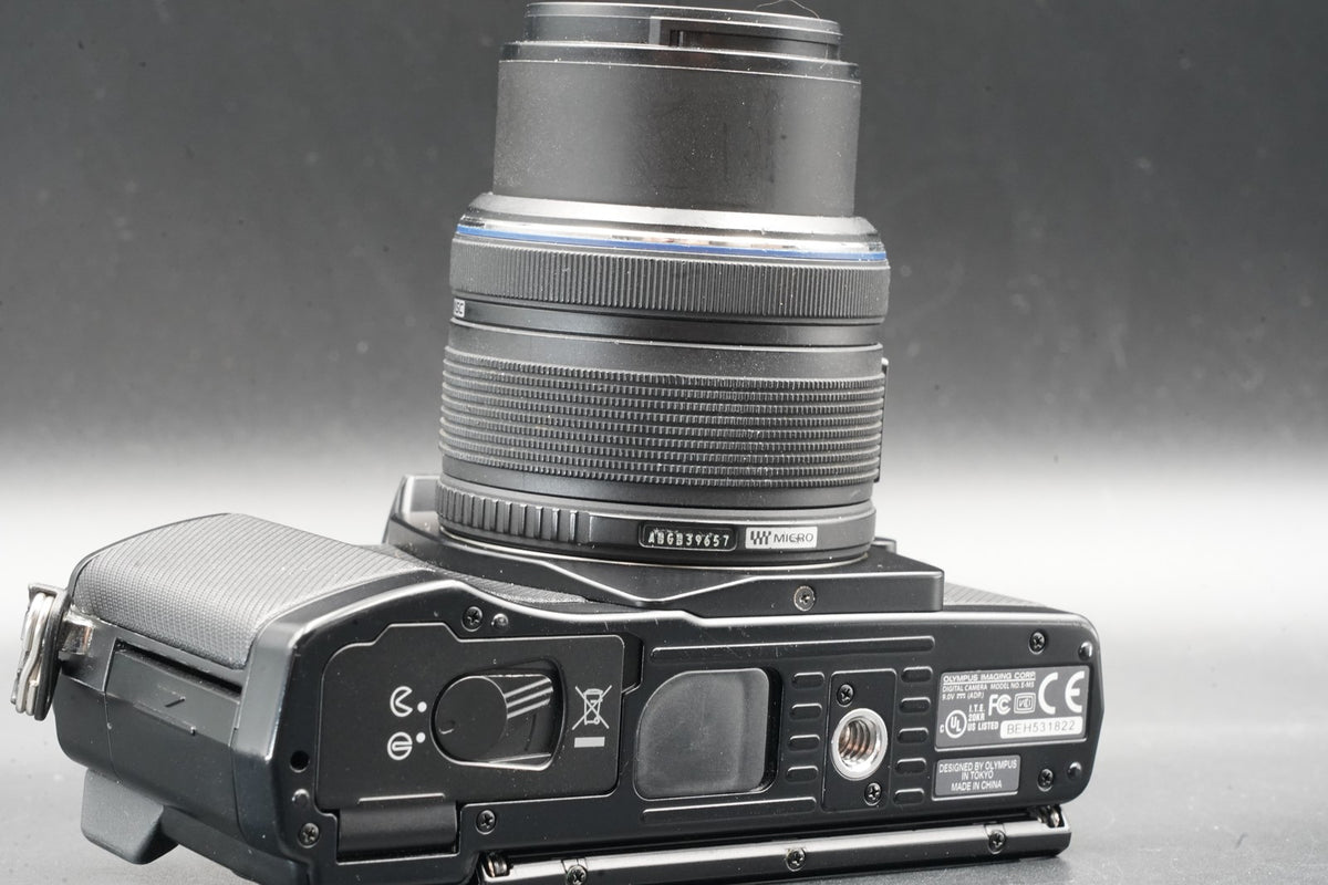 Olympus E-M5 Mirrorless Digital Camera w/ 2 Lenses Black #11114