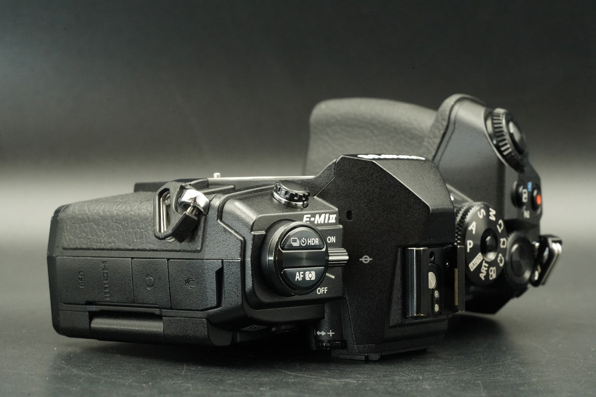 Olympus OM-D E-M1 Mark II Digital Camera Black Body -51752 cuts- #11844