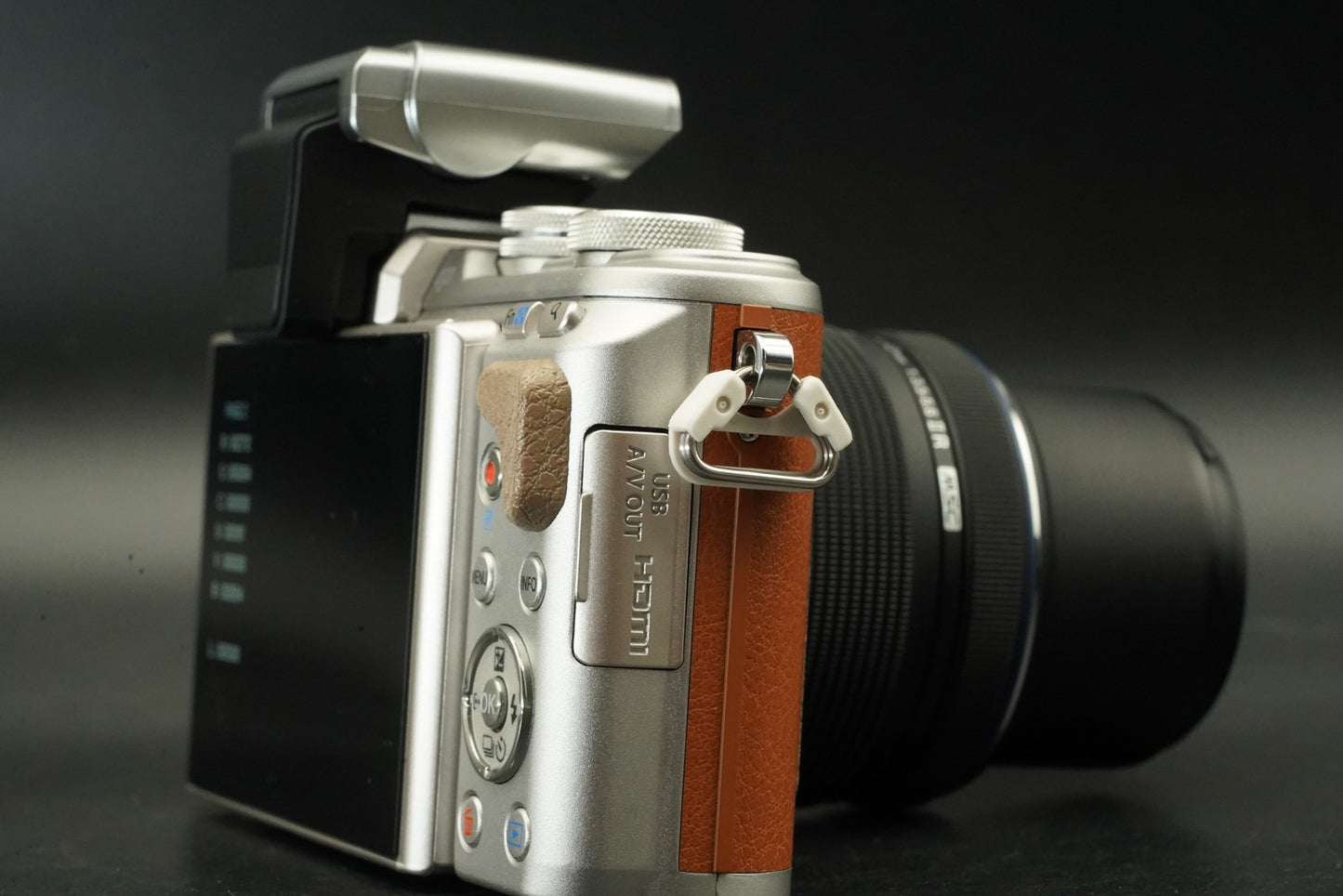 2712 cuts! Olympus E-PL8 Brown w/ 2 lenses Digital Mirrorless Camera 11639