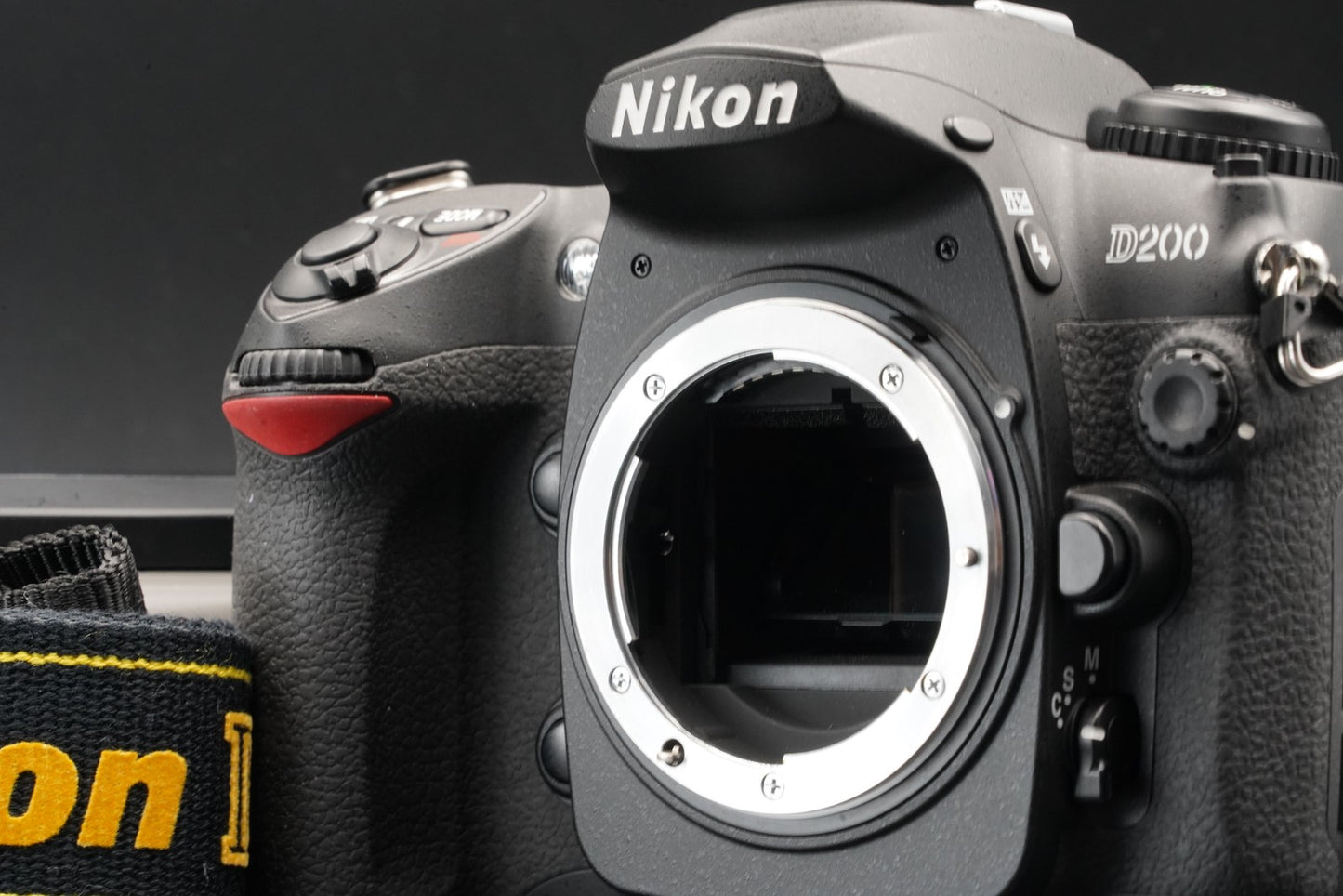 711 cuts!! Nikon D200 10.2MP Digital SLR Camera Black Body Battery 11256