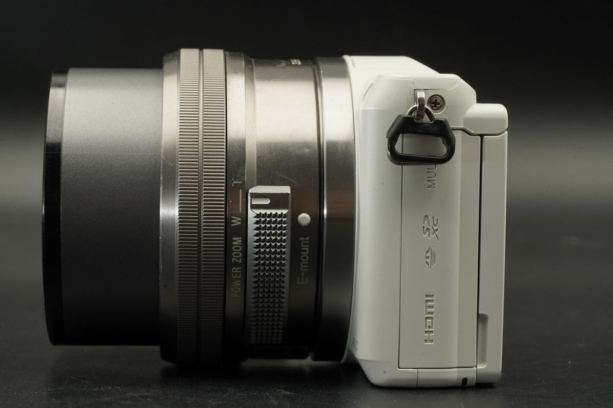 Sony a5000 Mirrorless Digital Camera White with 2 Lenses -11208 cuts- #11484