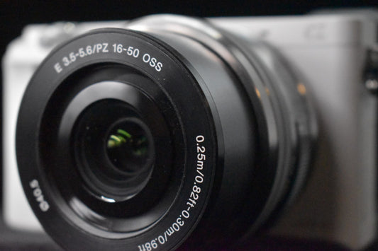 [US Duty Paid] Sony alpha a6000 Digitale Spiegellose Kamera mit Objektiv...