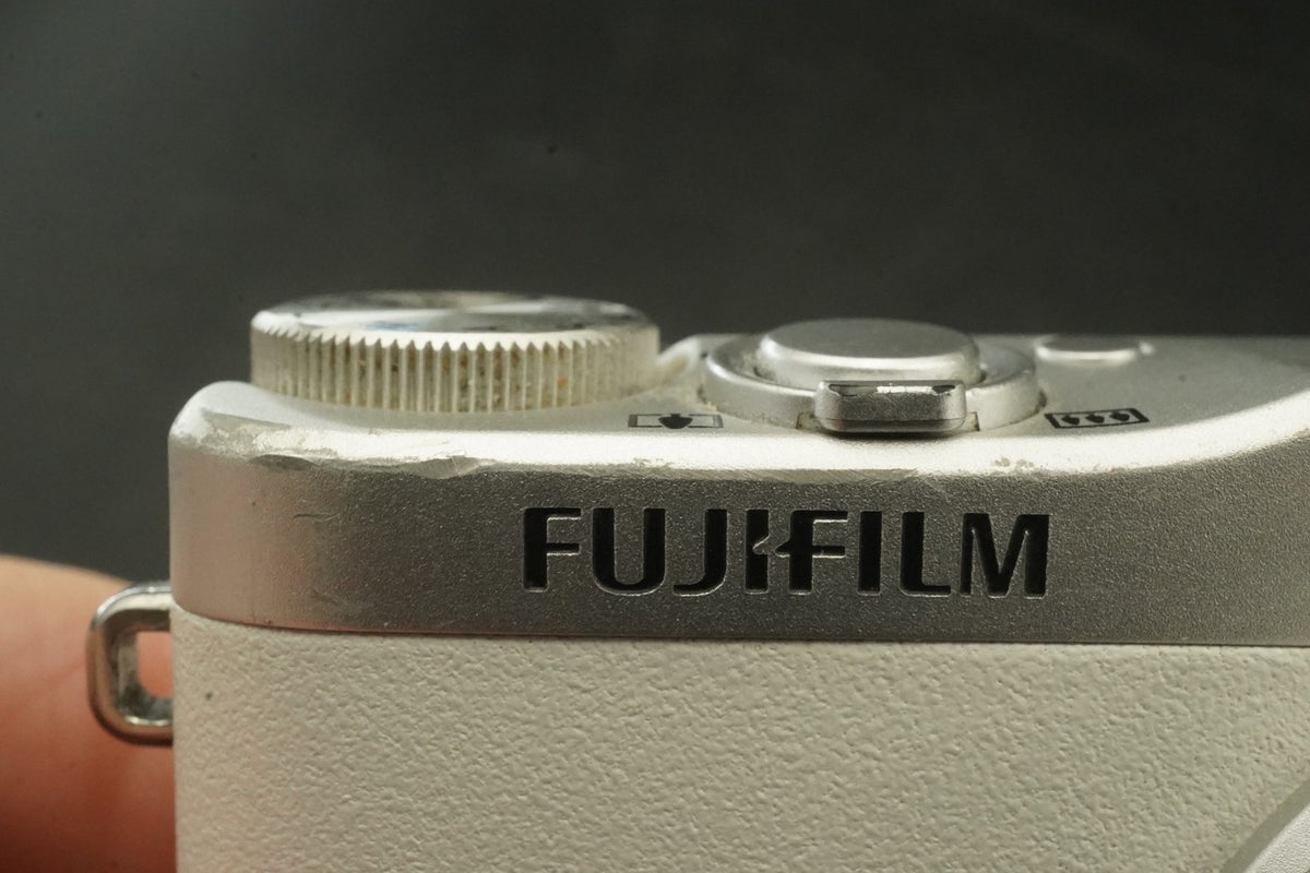 FUJIFILM XQ2 White 12.0MP Digital Camera #12473