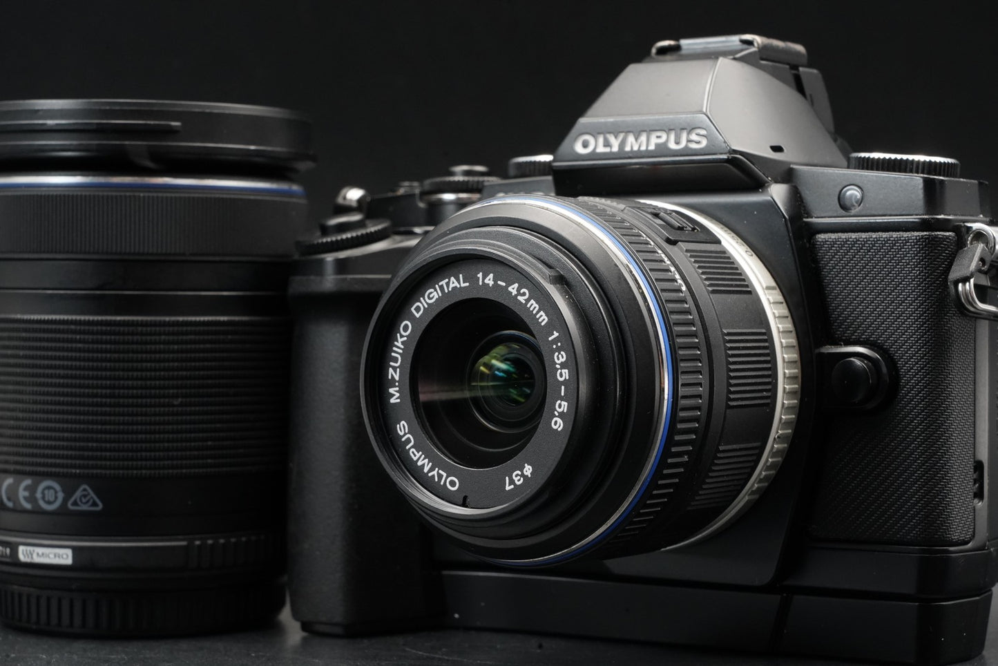 Olympus E-M5 Mirrorless Digital Camera w/ 2 Lenses Black 11365