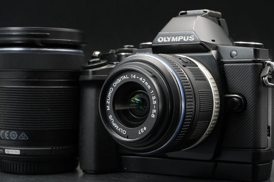 Olympus E-M5 Mirrorless Digital Camera w/ 2 Lenses Black 11365
