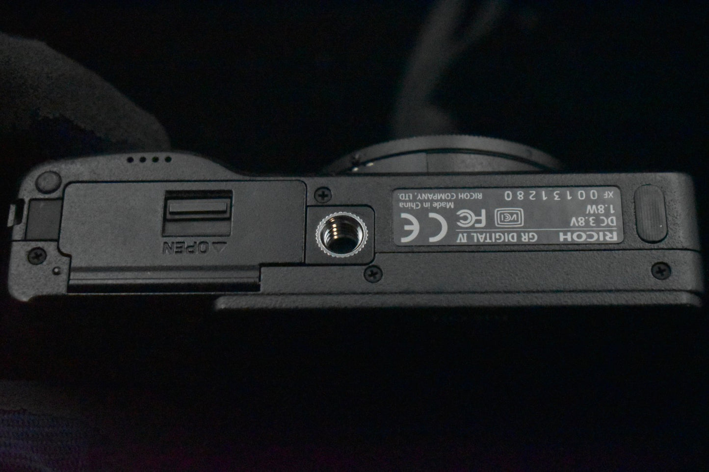 [US Duty Paid] Ricoh GR Digital IV 10.4MP Digital Camera Black 9010
