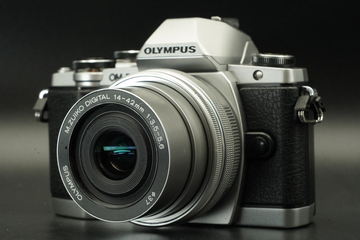 Olympus OM-D E-M10 Camera + 14-42mm 40-150mm -21257 cuts- US STOCK #11991