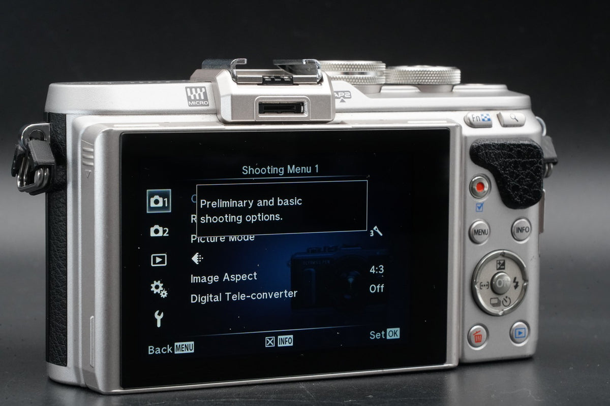 Olympus E-PL8 con obiettivo 40-150 mm fotocamera digitale argento US STOCK...