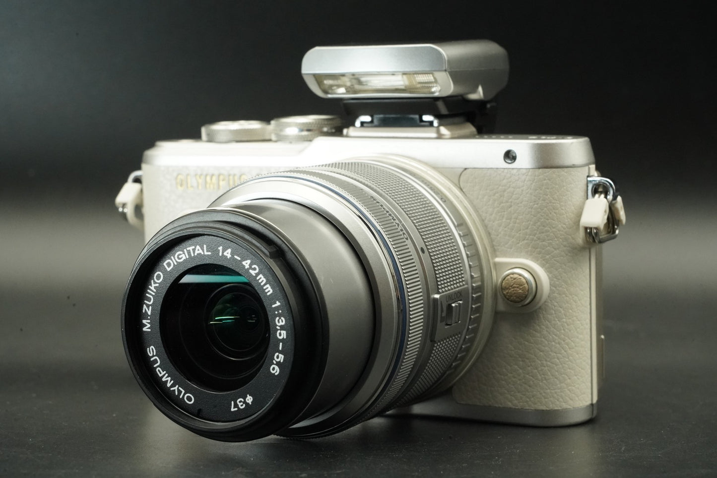 6417 shots! [US Duty Paid] Olympus E-PL8 w/ 40-150mm Lens Digital Camera 11640
