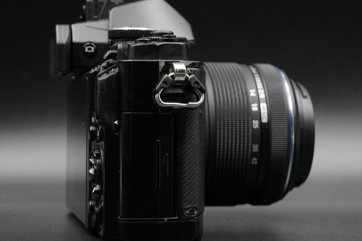 Olympus OM-D E-M10 Mark III Silver Body Only black w/ Lens #10447