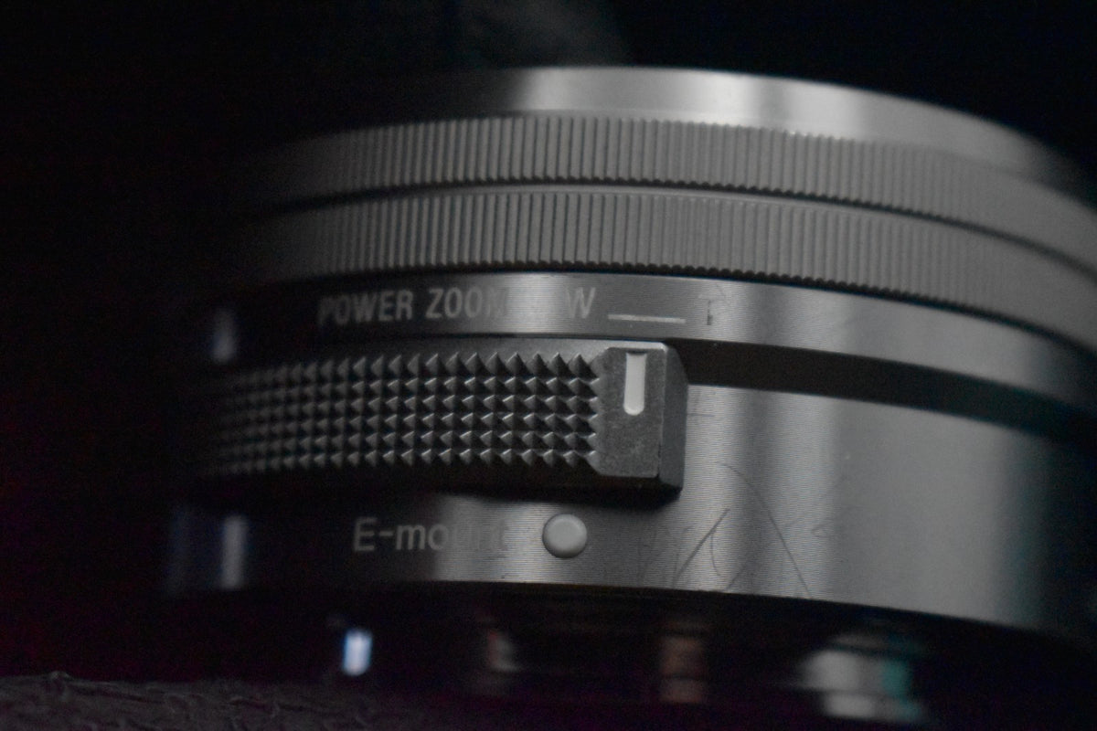 [US Duty Paid] Cámara digital sin espejo Sony Alpha a5100 con lente negra 9345