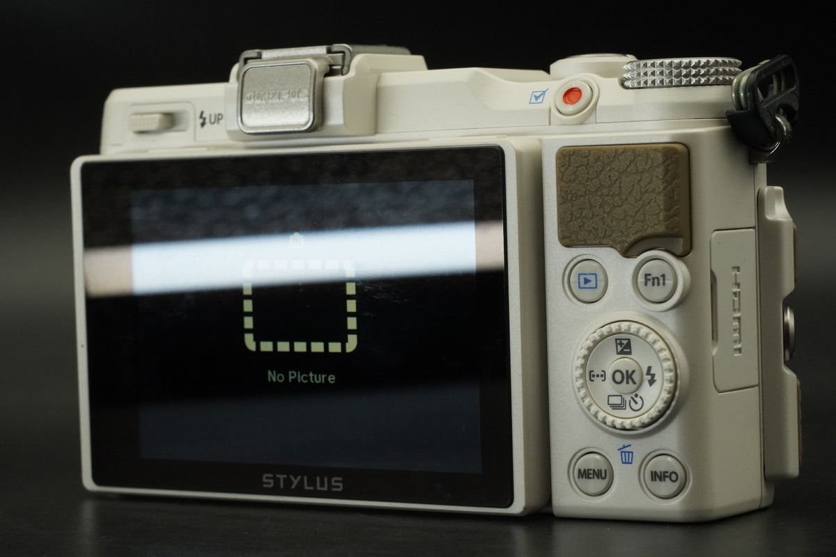 Olympus STYLUS XZ-2 12.0MP Point Shoot Digital Camera White #11919