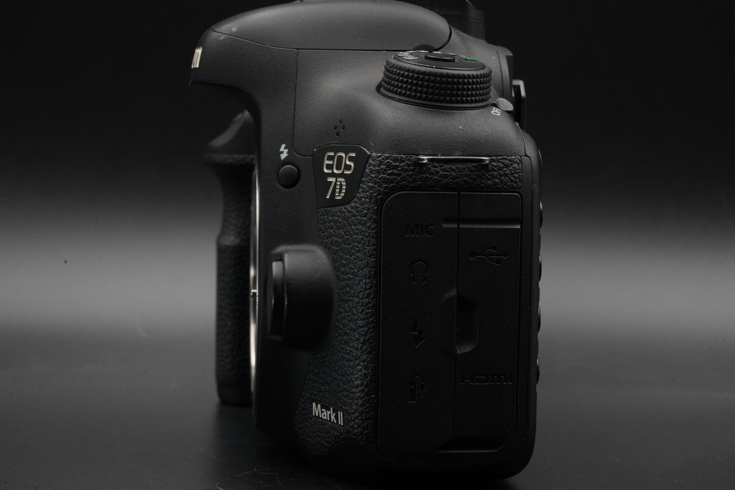 Canon EOS 7D Mark II DSLR Camera w/ EF 18-135 IS USM Lens 10865