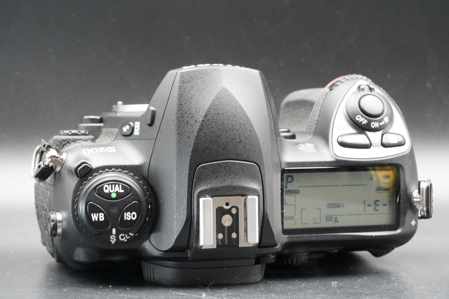 711 cuts!! Nikon D200 10.2MP Digital SLR Camera Black Body Battery 11256