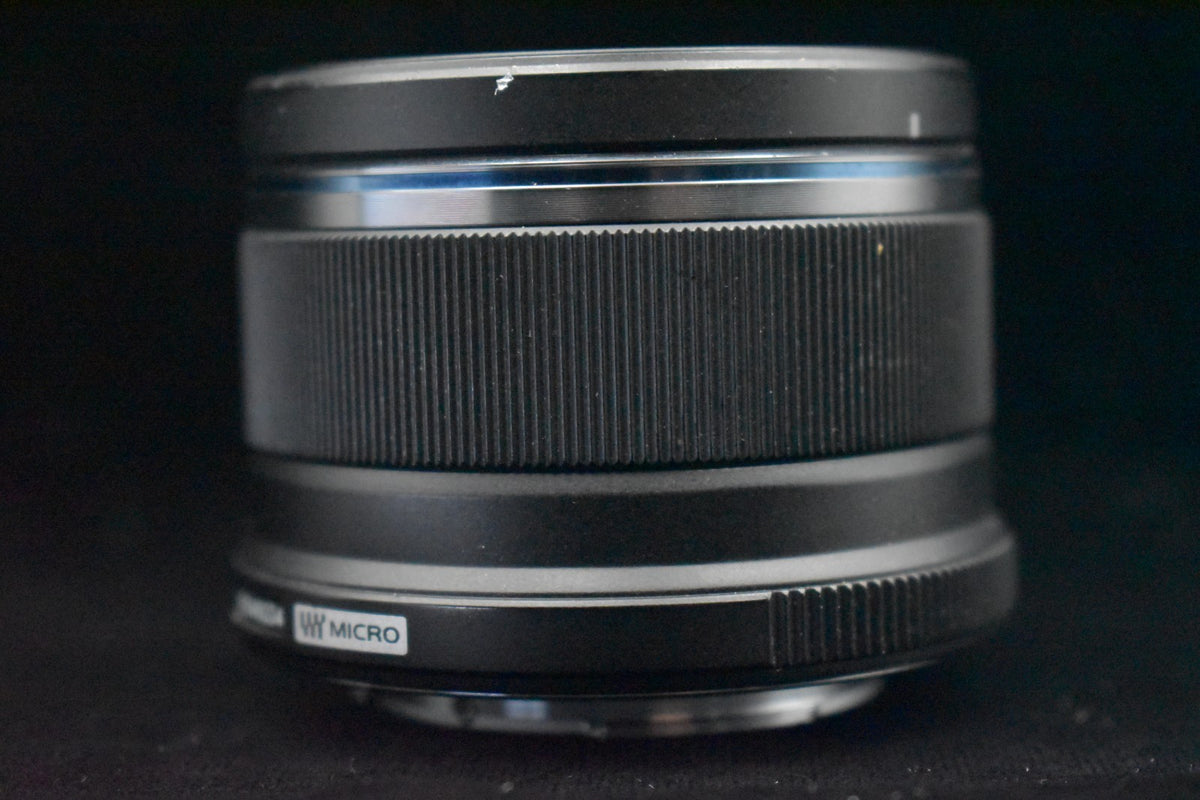 Objectif noir OLYMPUS M.ZUIKO DIGITAL 25 mm F/1,8 pour Micro Four Thirds 9409
